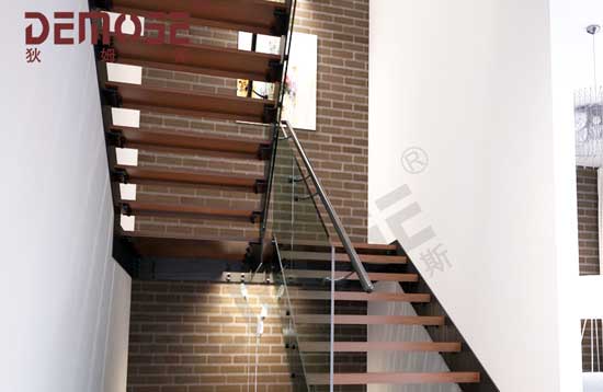 复式楼楼梯扶手的高度一般是多少？
